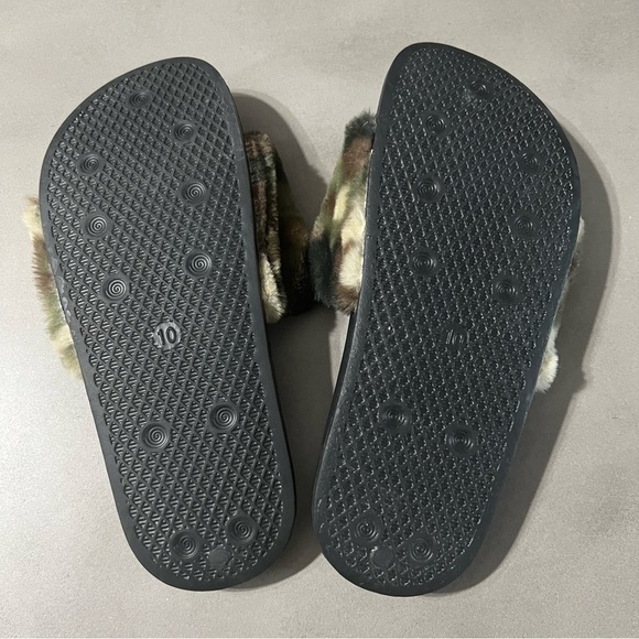 CHARLES ALBERT NWOT Fuzzy Camouflage Slides - Picture 3 of 3